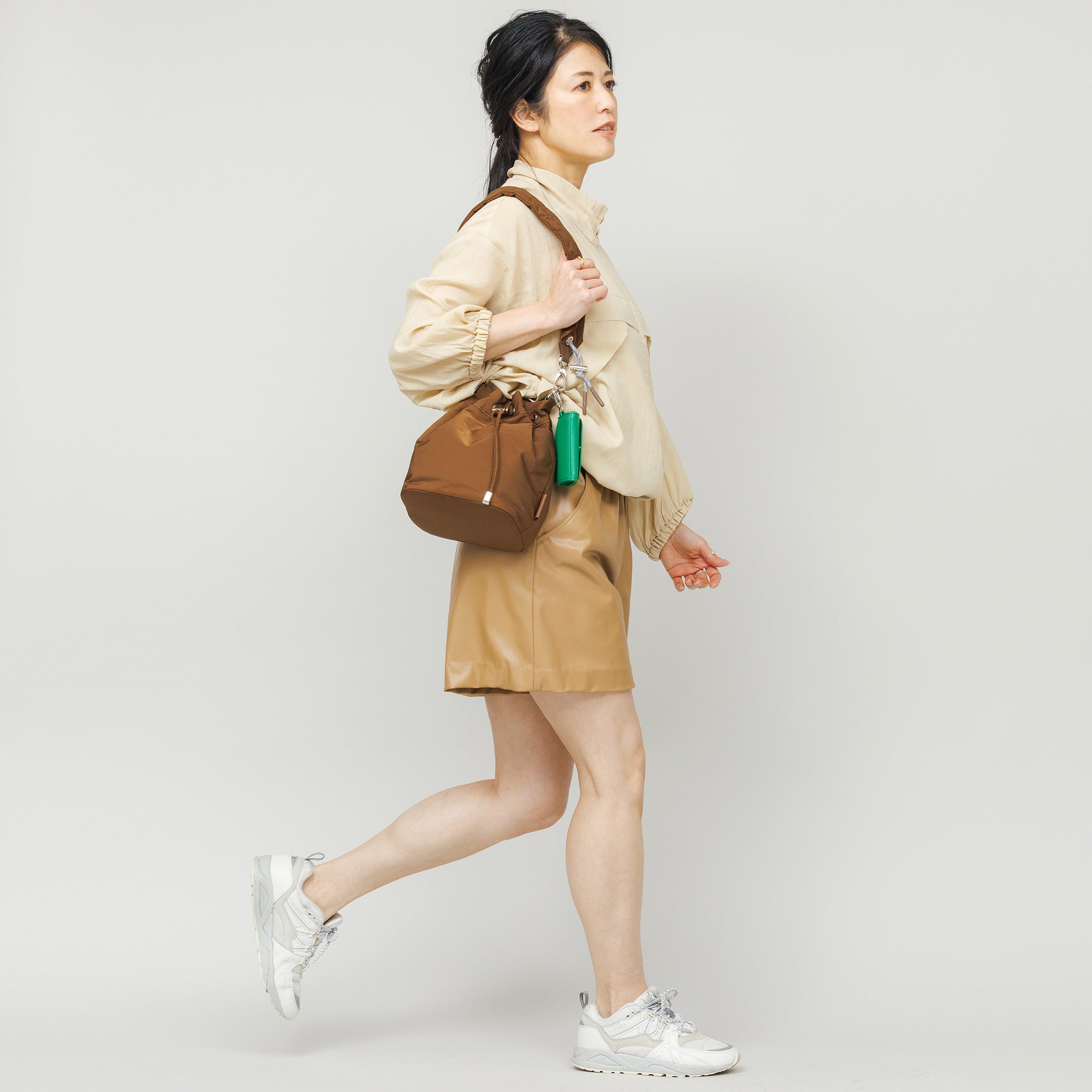 【予約販売】PL GATHER STRAP HANDBAG (Brown)