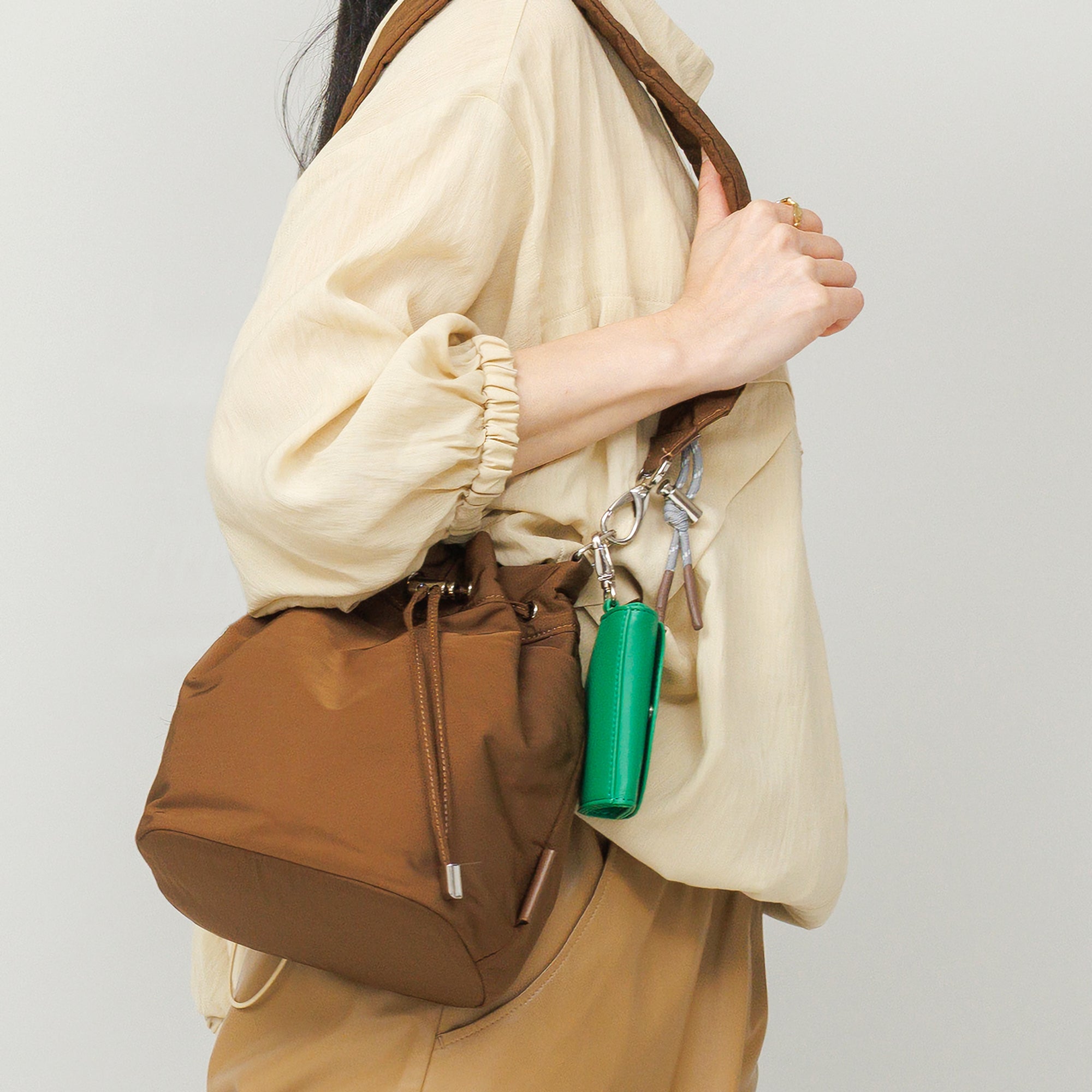 【予約販売】PL GATHER STRAP HANDBAG (Brown)