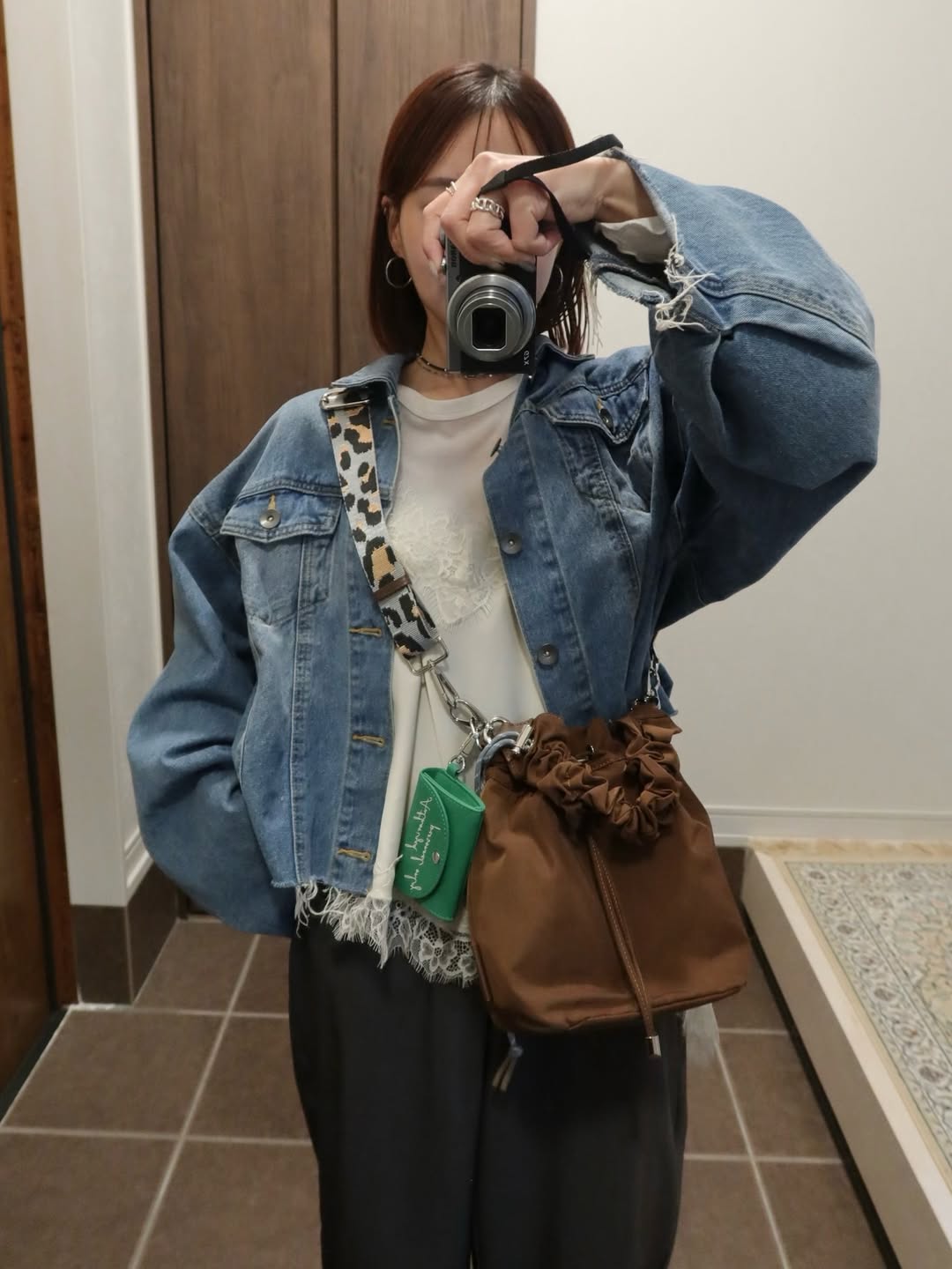 PL GATHER STRAP HANDBAG (Brown)