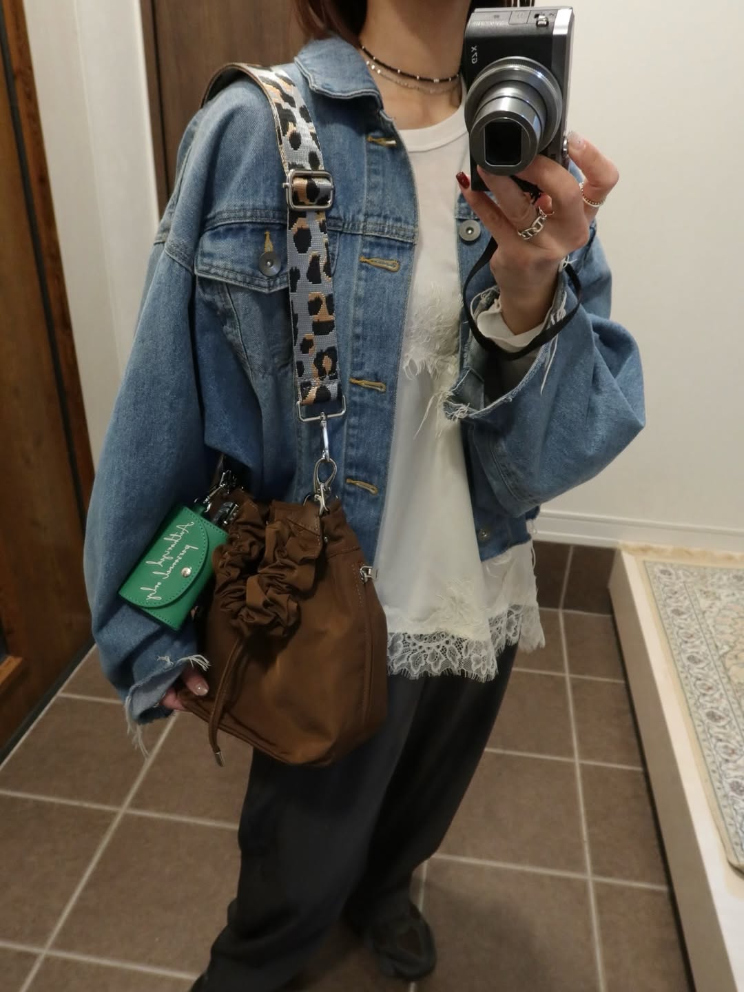 PL GATHER STRAP HANDBAG (Brown)