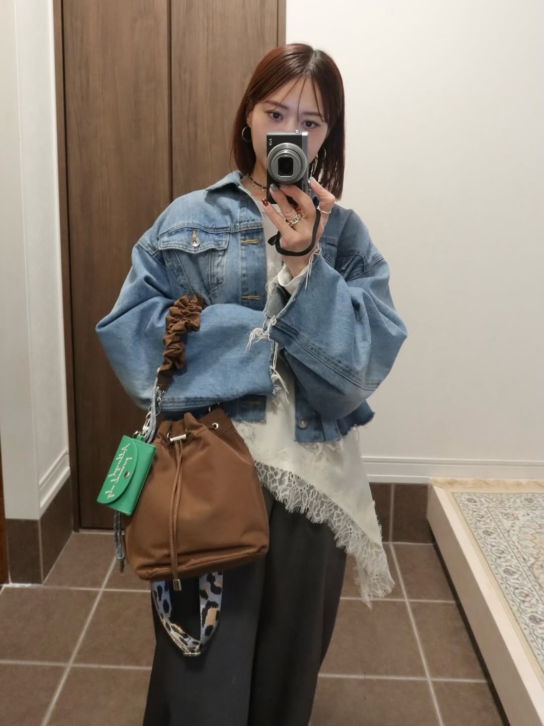 PL GATHER STRAP HANDBAG (Brown)