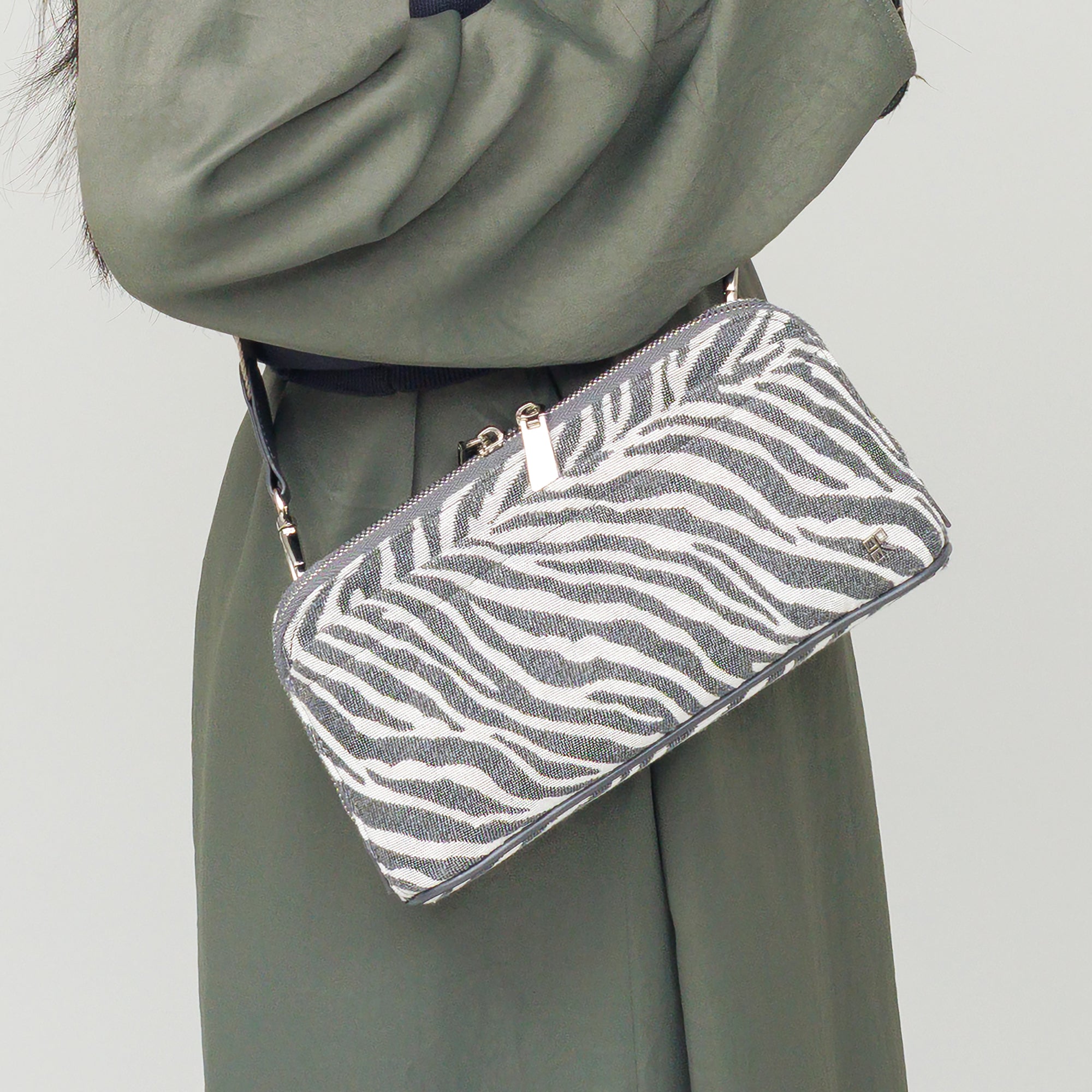 【予約販売】JQ TRAVEL CROSSBODY (Camel Leopard)