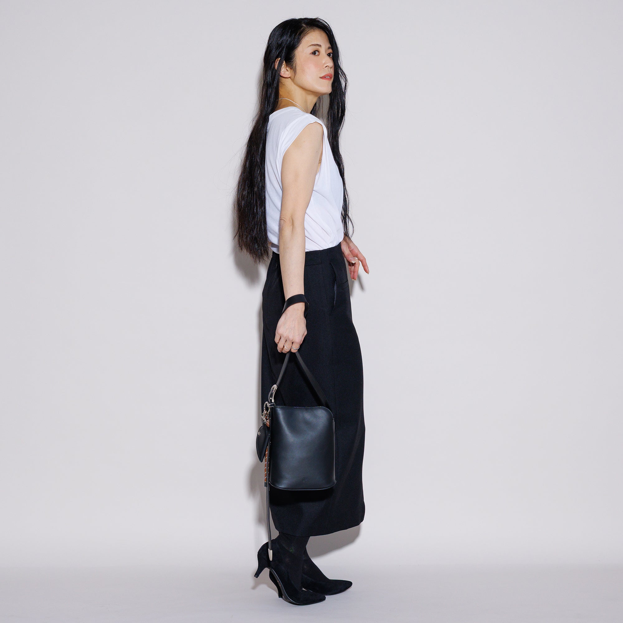 LEATHER ROUND HANDBAG (Light Beige)