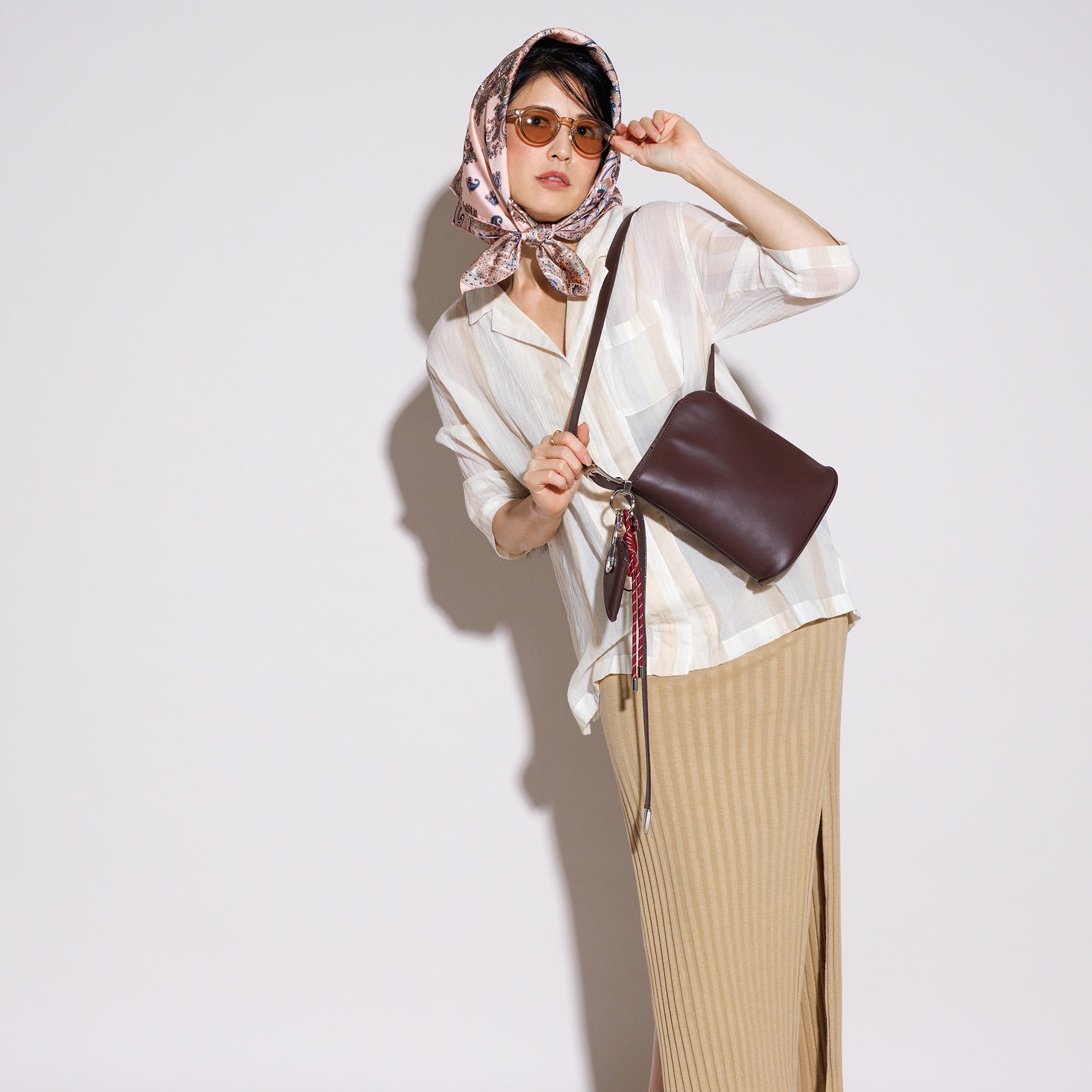 LEATHER ROUND HANDBAG (Light Beige)