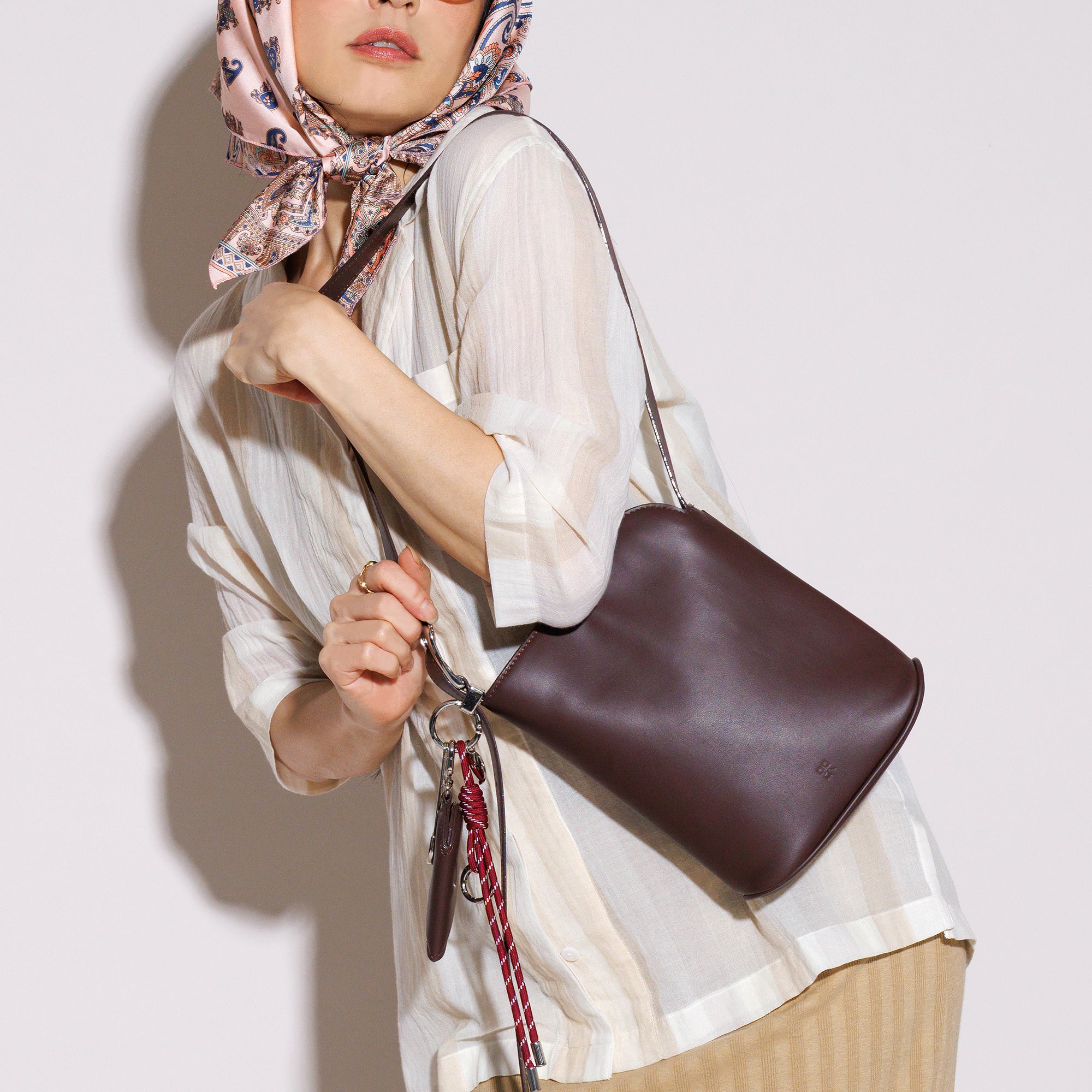 LEATHER ROUND HANDBAG (Light Beige)