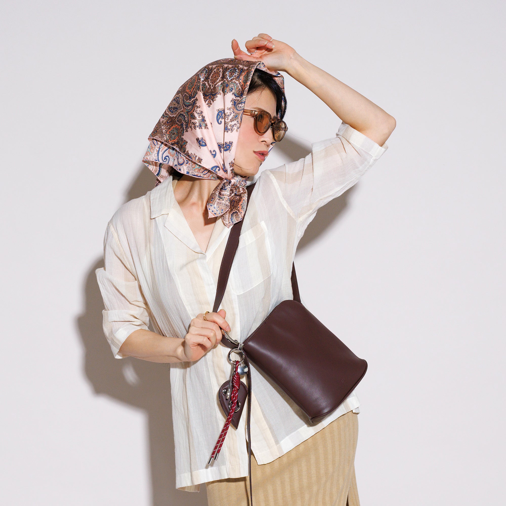 LEATHER ROUND HANDBAG (Light Beige)