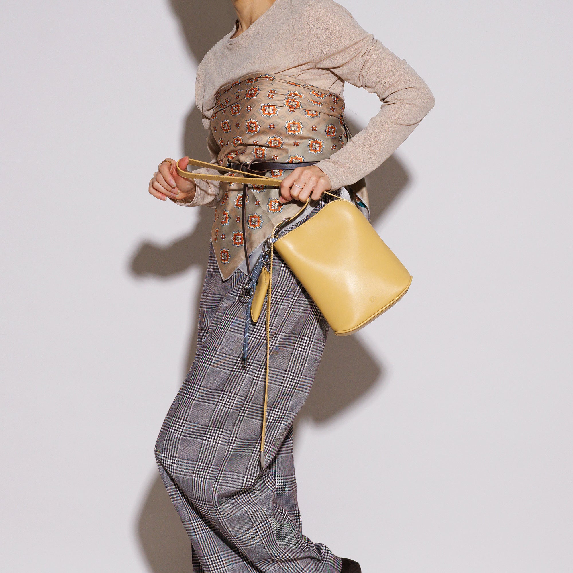 LEATHER ROUND HANDBAG (Light Beige)