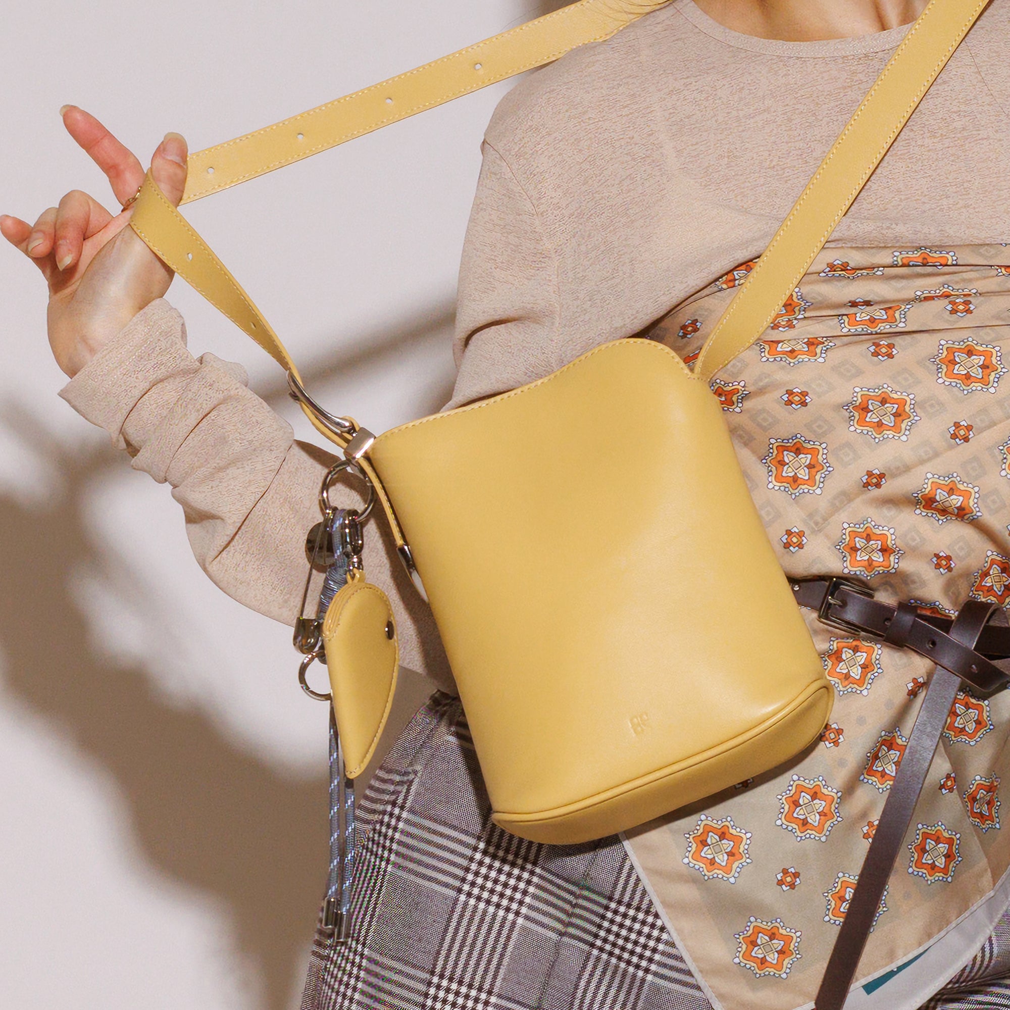 LEATHER ROUND HANDBAG (Light Beige)