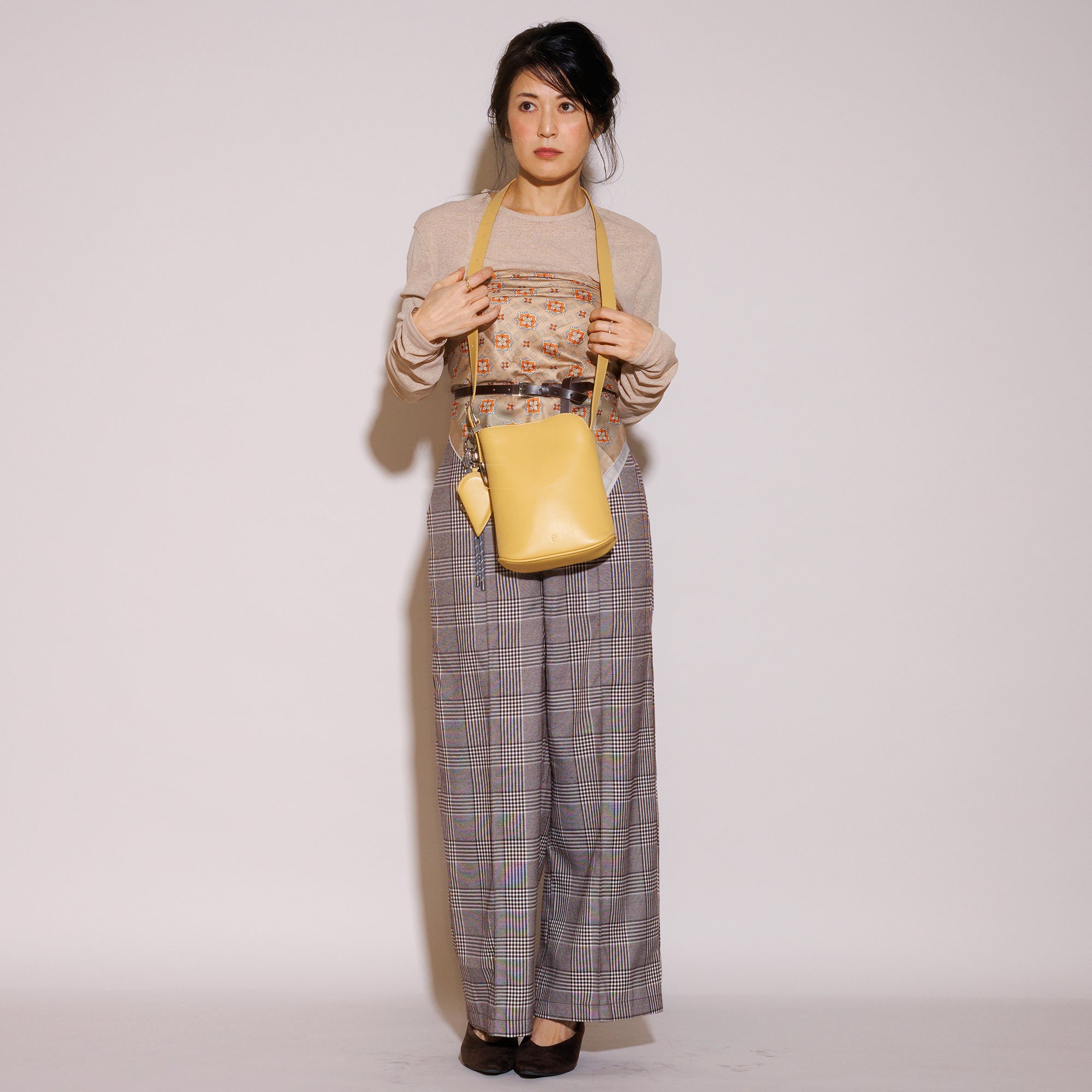 LEATHER ROUND HANDBAG (Light Beige)
