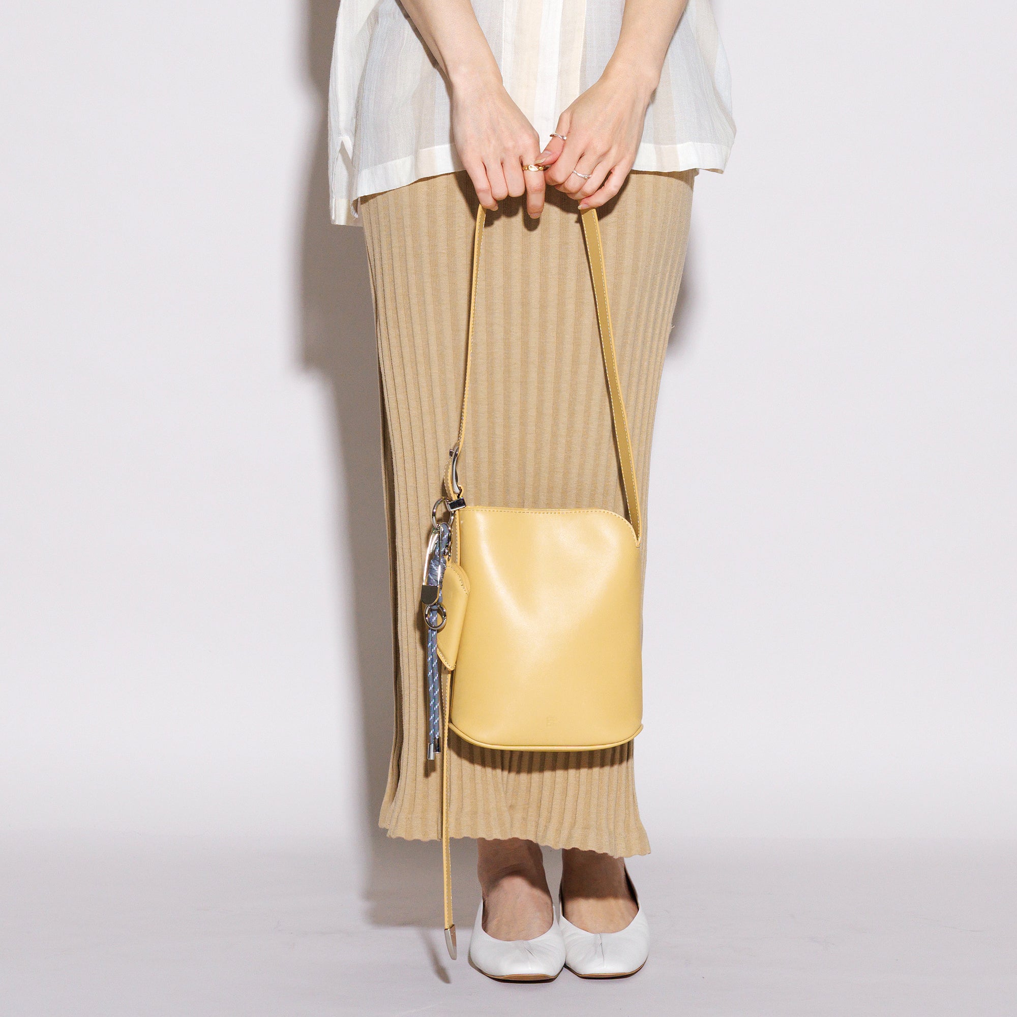 LEATHER ROUND HANDBAG (Light Beige)