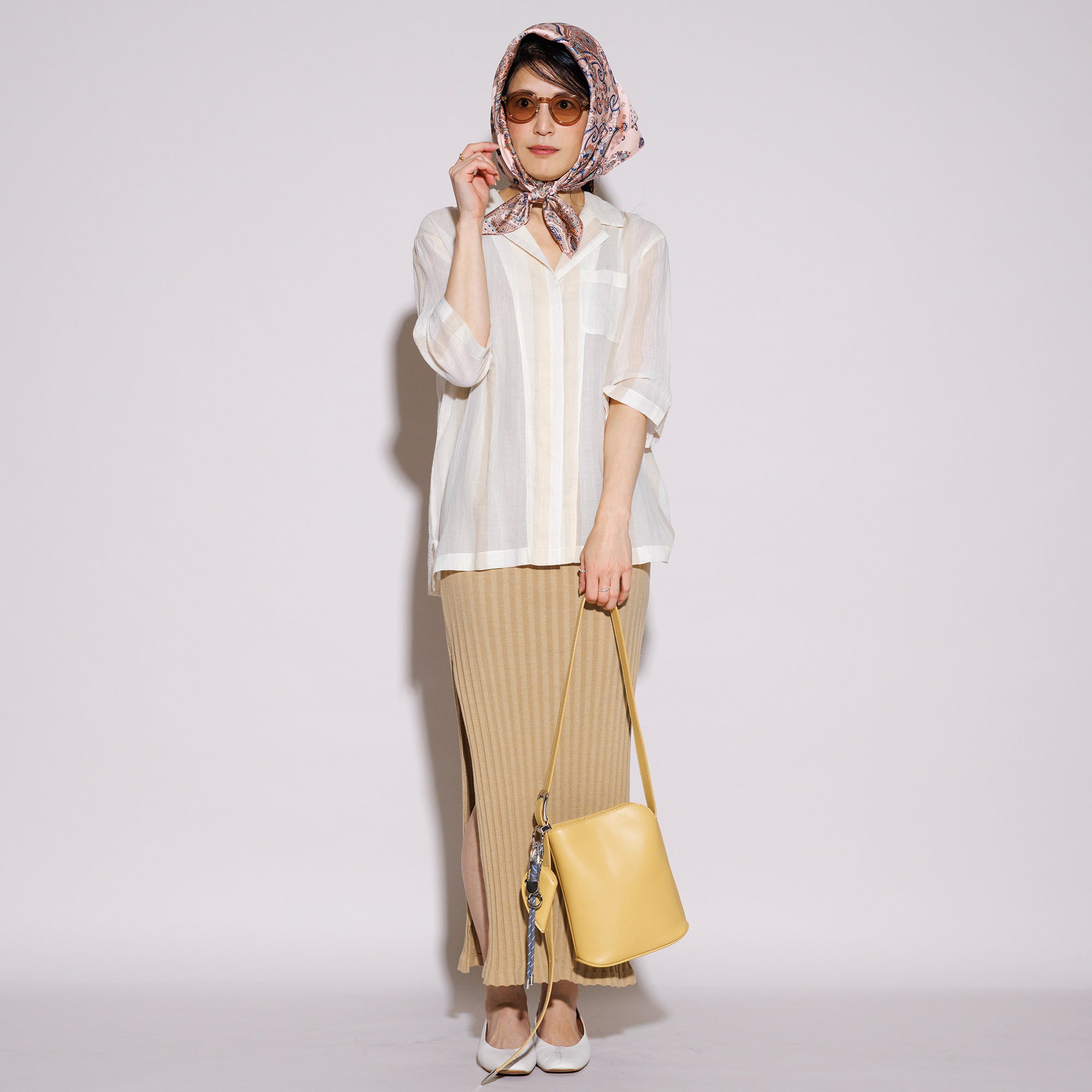 LEATHER ROUND HANDBAG (Light Beige)