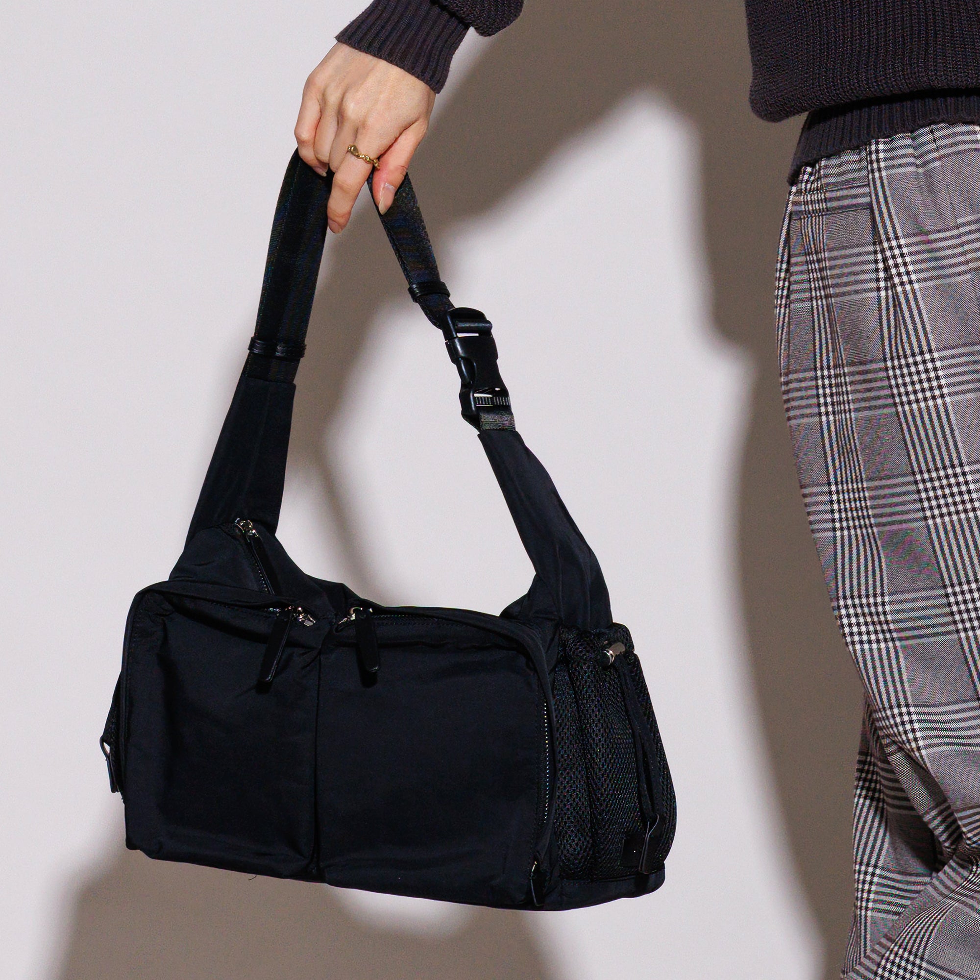 PL MULTI POCKET ONESHOULDER M (Black)