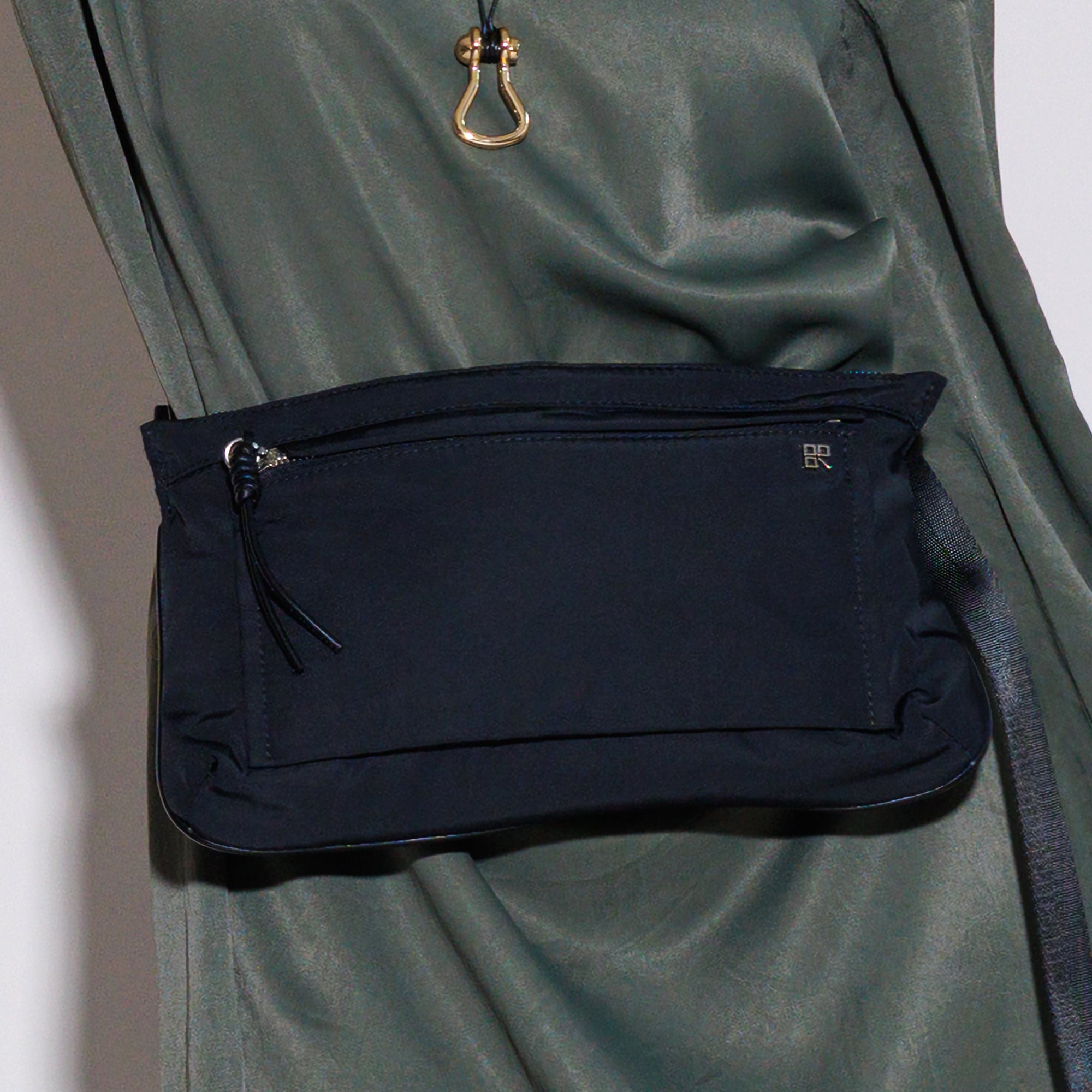 【予約商品】 PL FLAT CROSSBODY (Black)