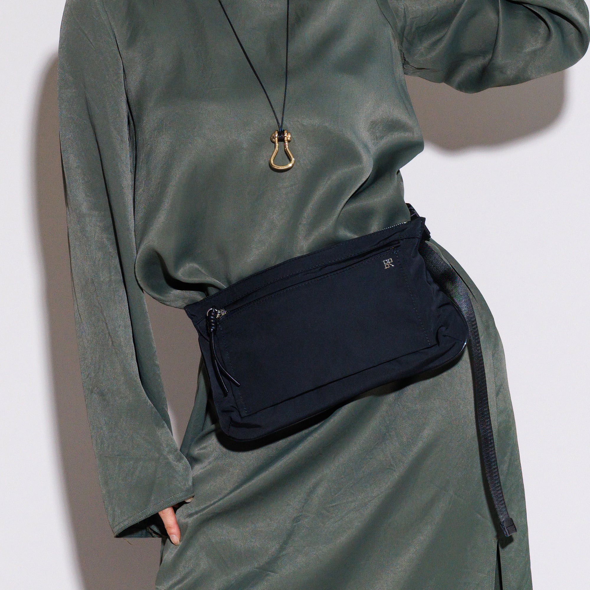 【予約商品】 PL FLAT CROSSBODY (Black)