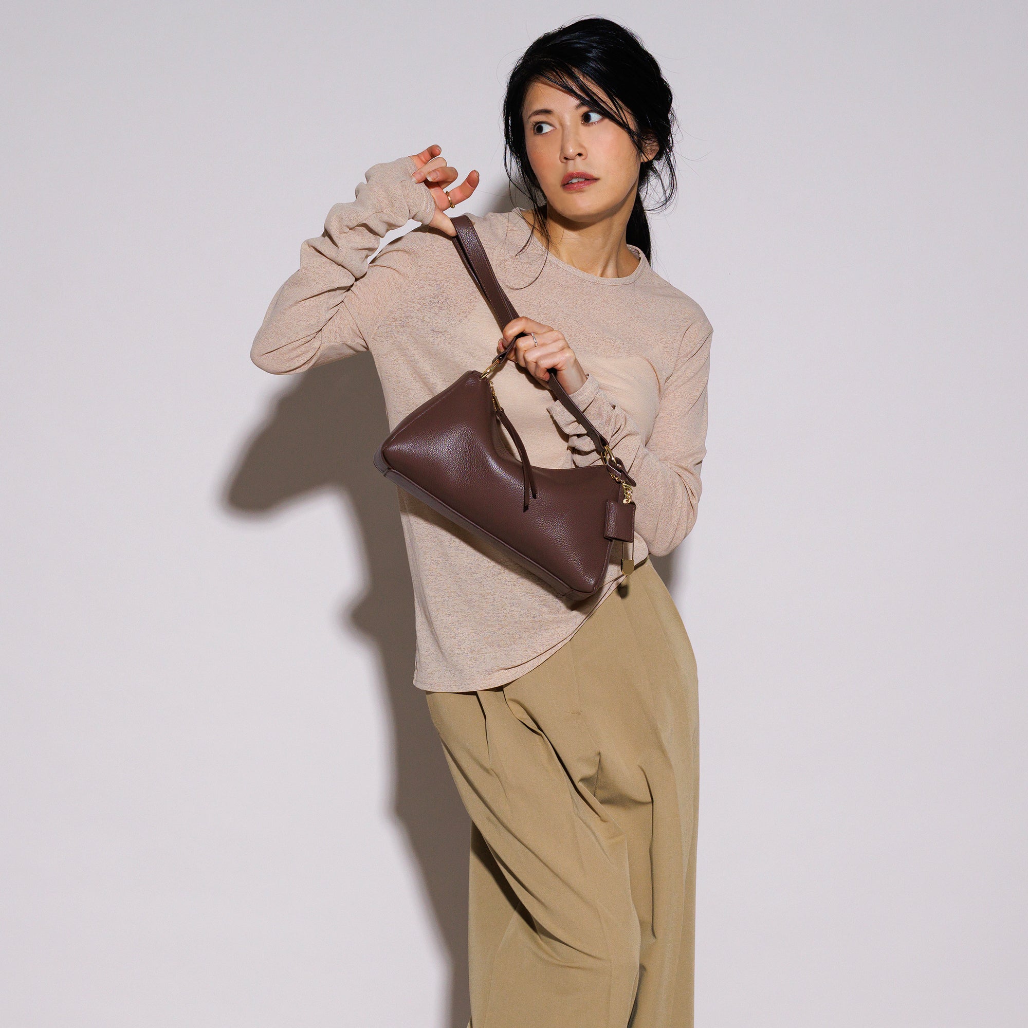 LEATHER CURVE TOP HANDBAG (Coral)