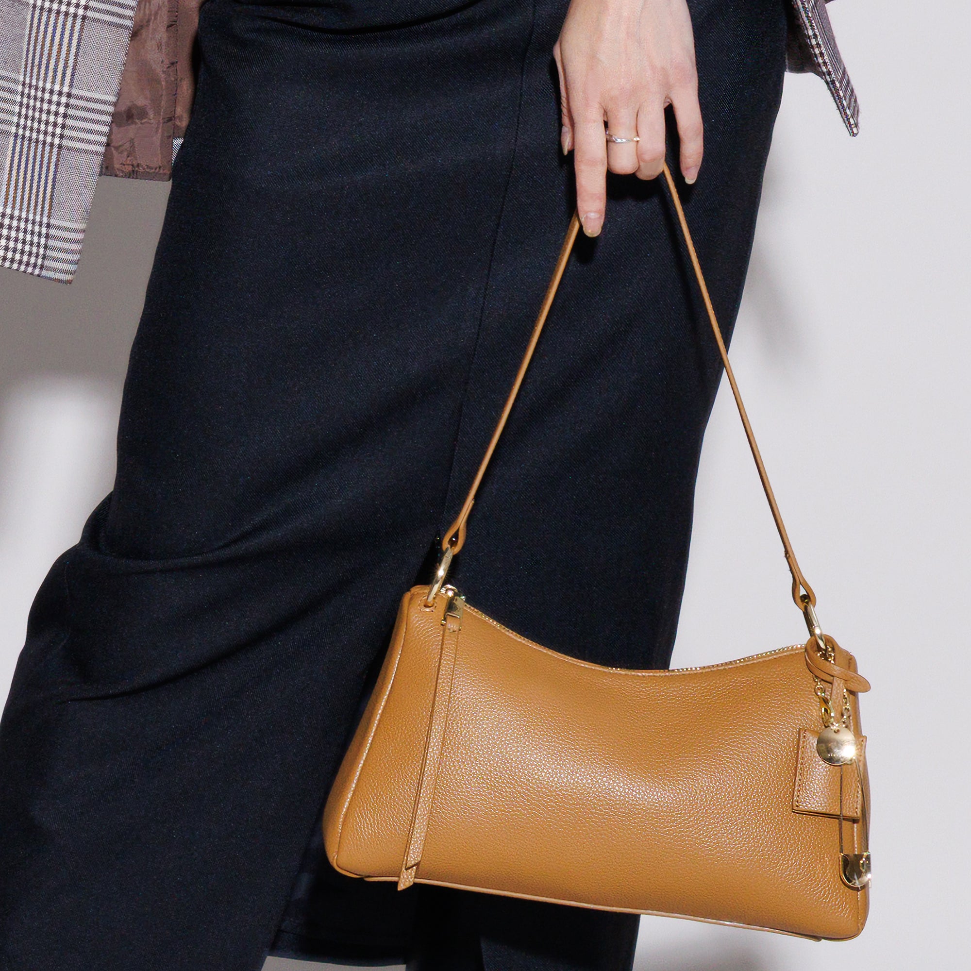 LEATHER CURVE TOP HANDBAG (Coral)