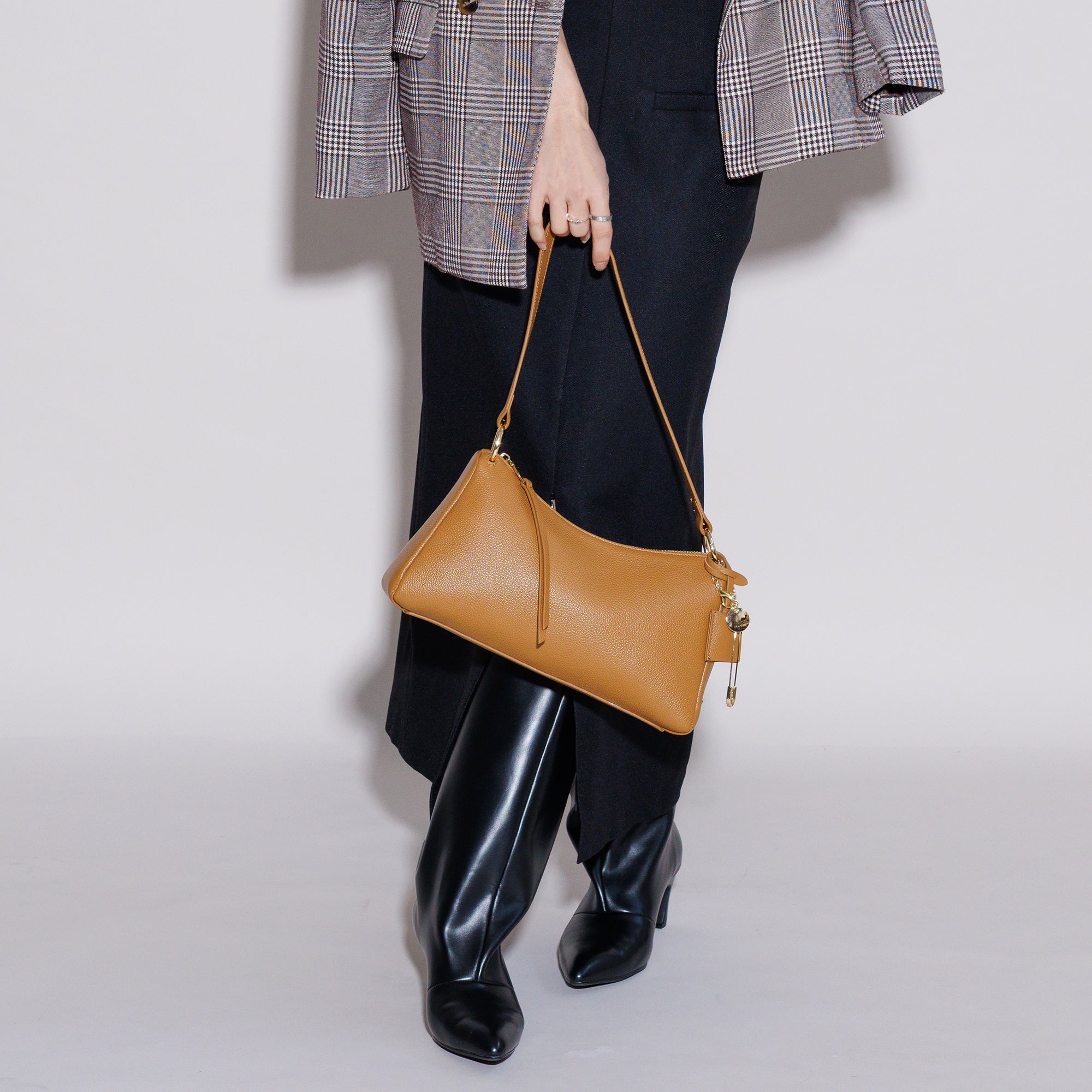 LEATHER CURVE TOP HANDBAG (Coral)
