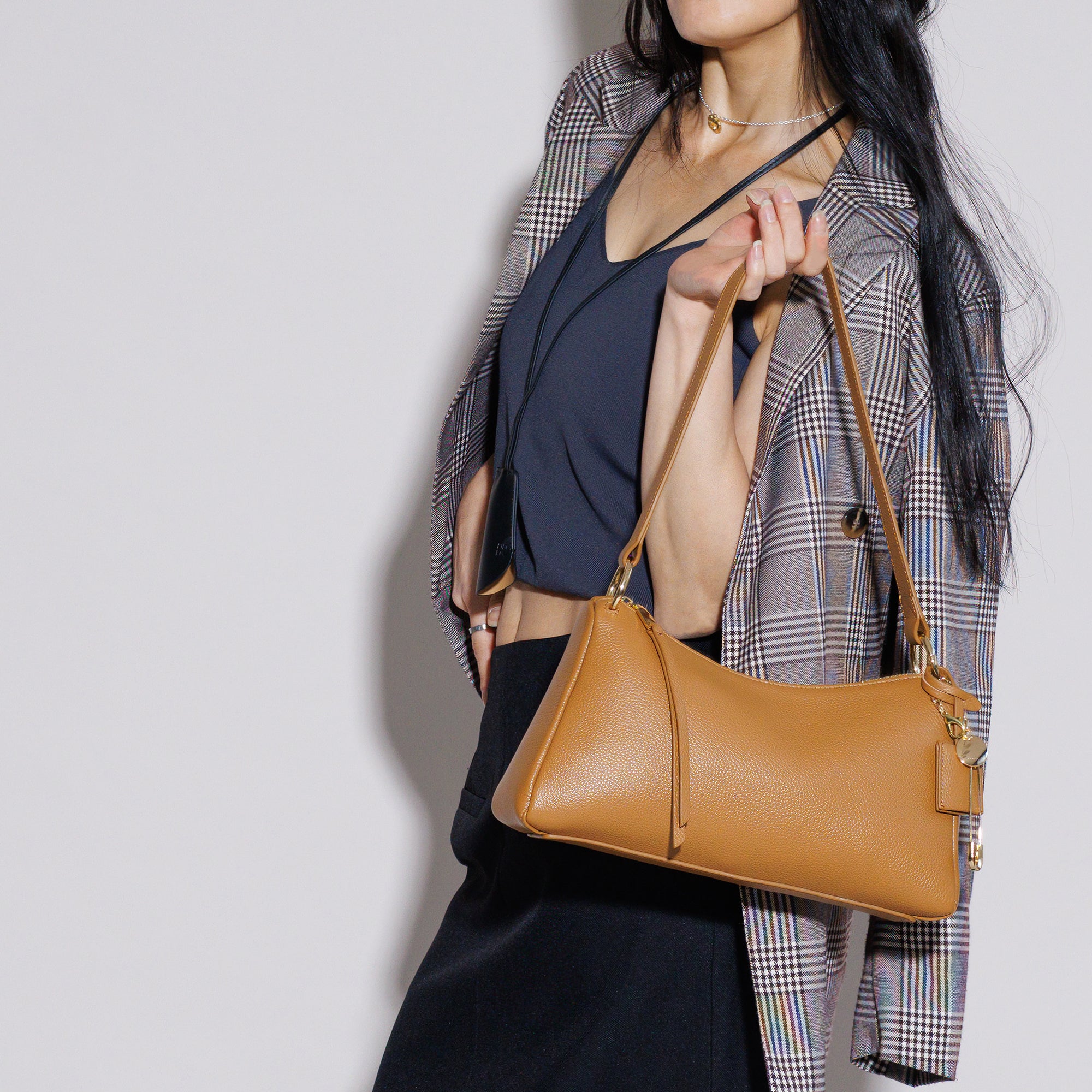 LEATHER CURVE TOP HANDBAG (Coral)