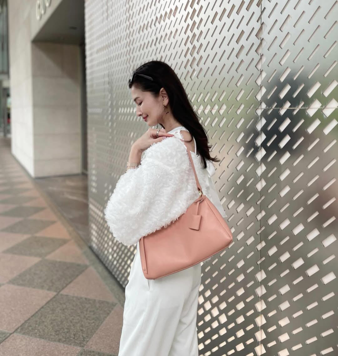 LEATHER CURVE TOP HANDBAG (Coral)