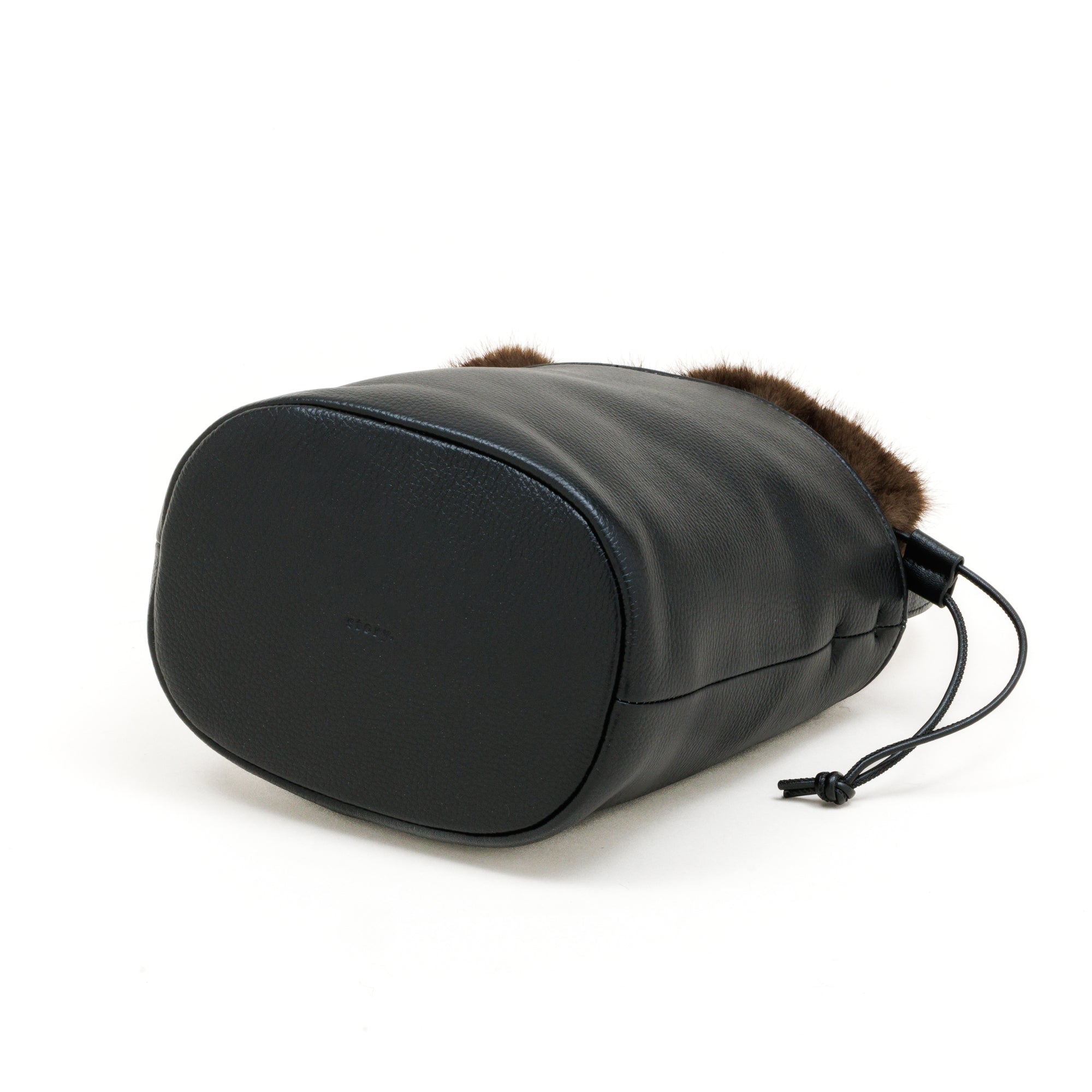 story. レザーネステッドワンショルダーバッグ ミニ 2in1 ファー巾着バッグ付き ディテール ブラック 底面 底マチ
